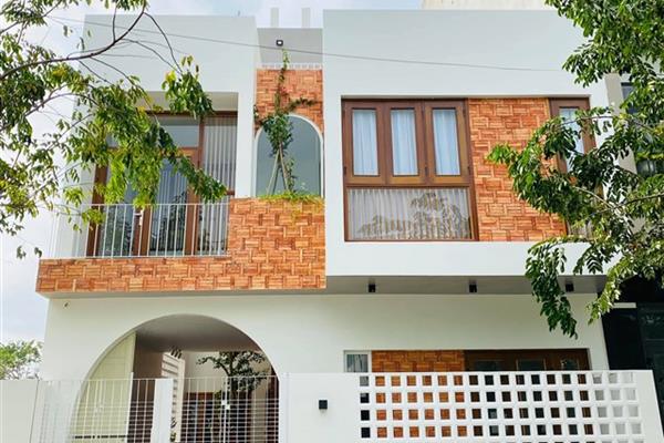 Ngôi nhà mộc mạc, thoáng đãng, có nhiều cây xanh và ánh sáng tự nhiên