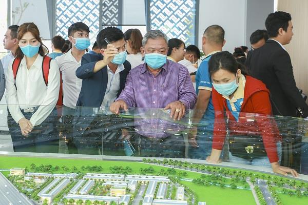 Thị trường bất động sản cuối năm, kẻ bán lỗ, người bung hàng