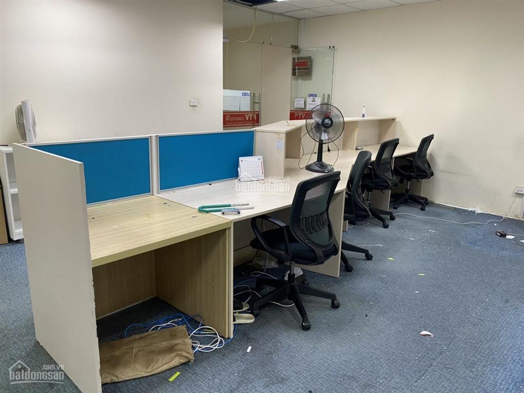 Cần cho thuê gấp văn phòng phố tân mai, hoàng mai dt 900m2 có thể chia nhỏ, giá 150 nghìn/m2/th